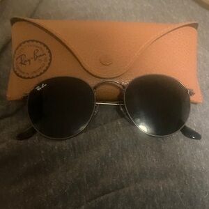 Ray-Ban Black Round Sunglasses with green lenses and Brown Case